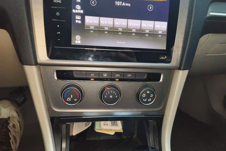 Used Volkswagen Golf 2015 1.4TSI Manual Comfort Model Audio And AC Panel