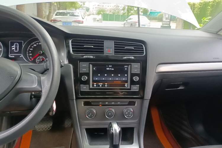 Used Volkswagen Golf 2015 1.6L Automatic Fashion Model Audio And AC Panel