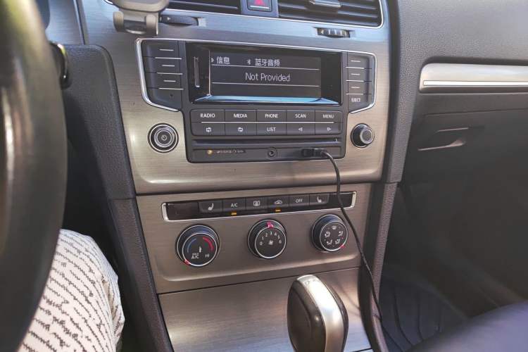 Used Volkswagen Golf 2015 1.4TSI Automatic Luxury Model Audio And AC Panel