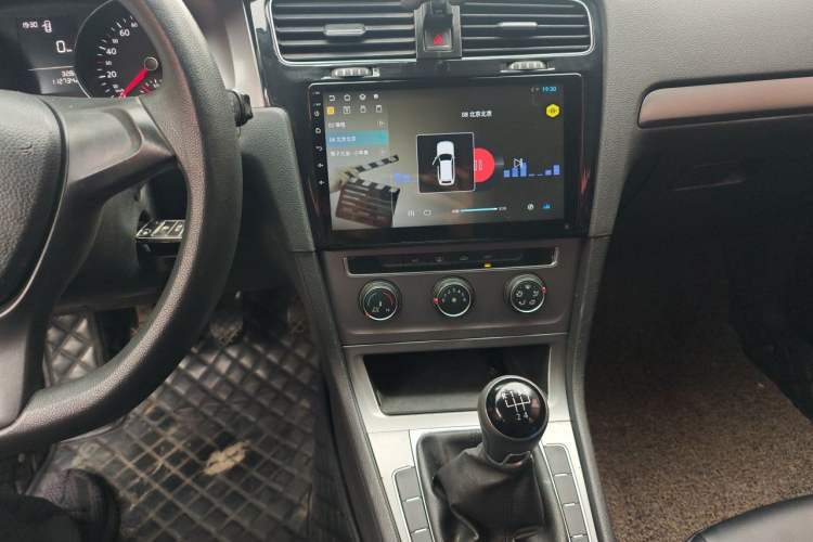 Used Volkswagen Golf 2015 1.6L Manual Fashion Edition Audio And AC Panel