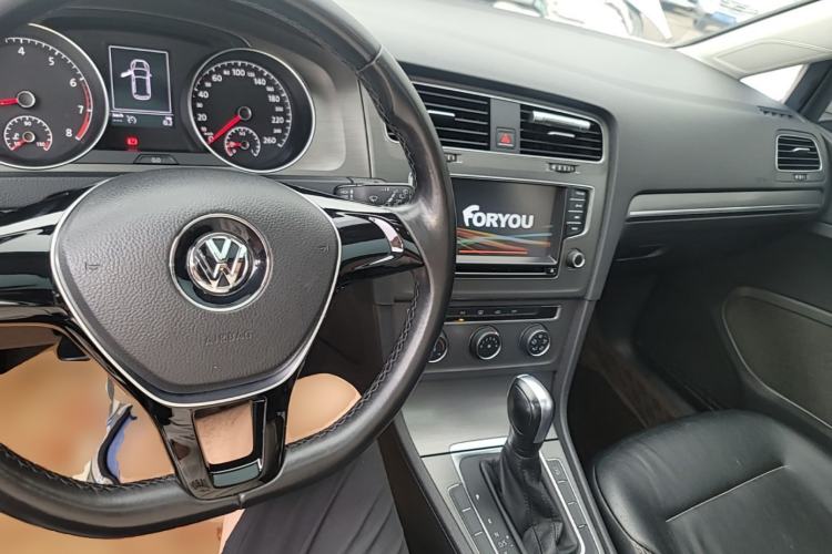 Used Volkswagen Golf 2015 1.6L Automatic Comfort Model Center Console