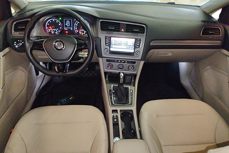 Used Volkswagen Golf 2015 1.6L Automatic Comfort Model Center Console