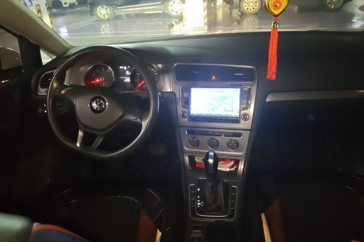 Used Volkswagen Golf 2015 1.6L Automatic Fashion Model Center Console