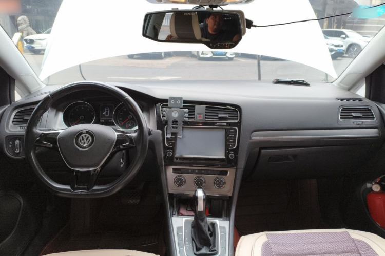 Used Volkswagen Golf 2015 1.4TSI Automatic Comfort Model Center Console