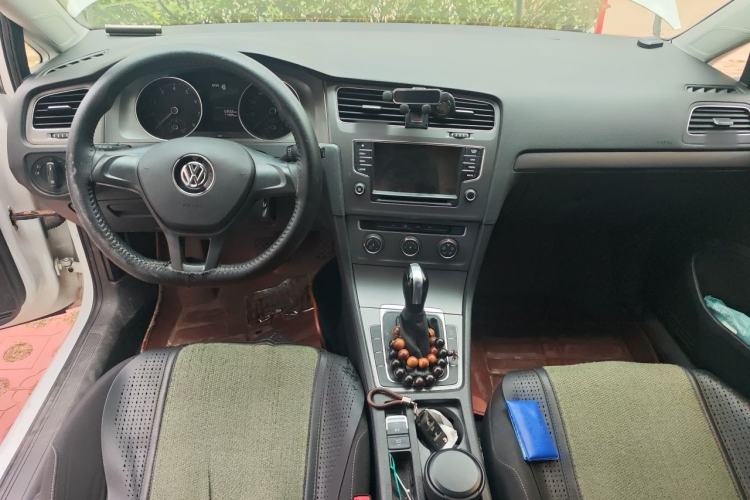 Used Volkswagen Golf 2015 1.6L Automatic Fashion Model Center Console