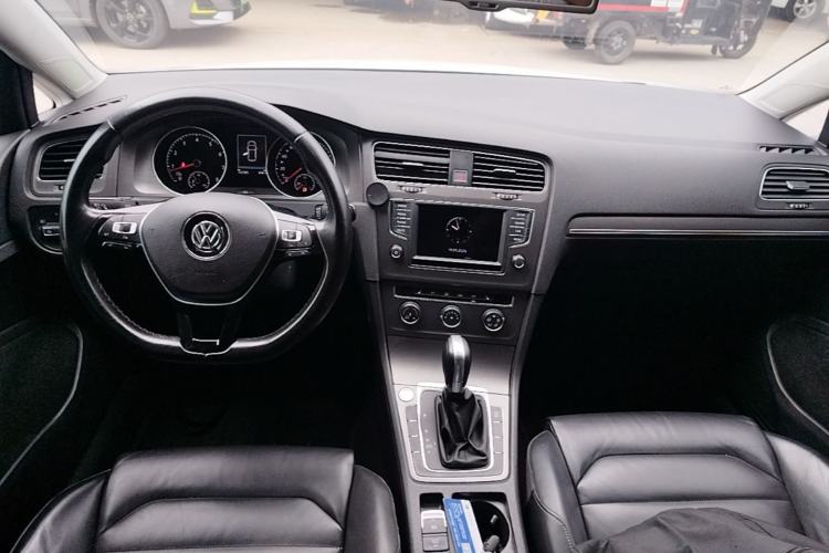 Used Volkswagen Golf 2015 1.4TSI Automatic Luxury Model Center Console