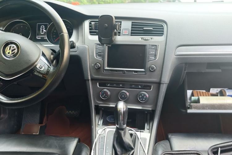 Used Volkswagen Golf 2015 1.4TSI Automatic Luxury Model Center Console