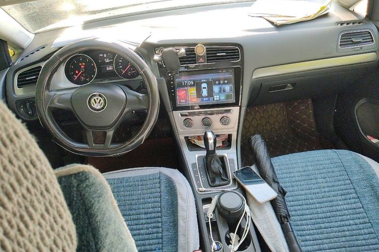 Used Volkswagen Golf 2015 1.6L Automatic Fashion Model Center Console