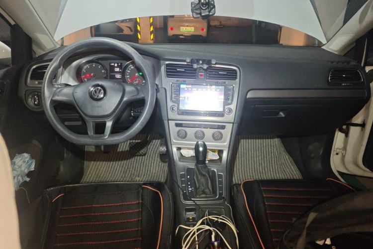 Used Volkswagen Golf 2015 1.6L Automatic Fashion Model Center Console
