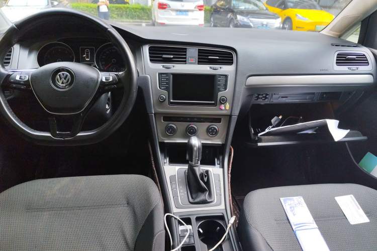 Used Volkswagen Golf 2015 1.4TSI Comfort Travel Edition Center Console
