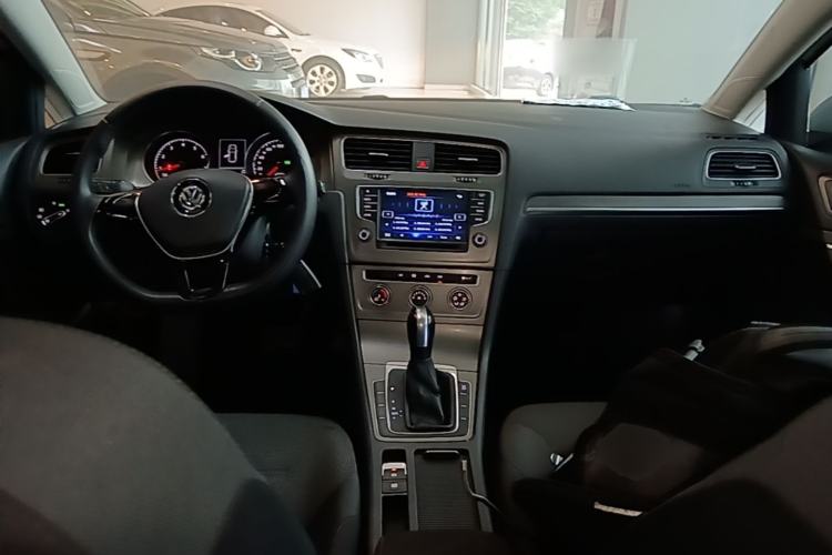 Used Volkswagen Golf 2015 1.6L Automatic Comfort Model Center Console