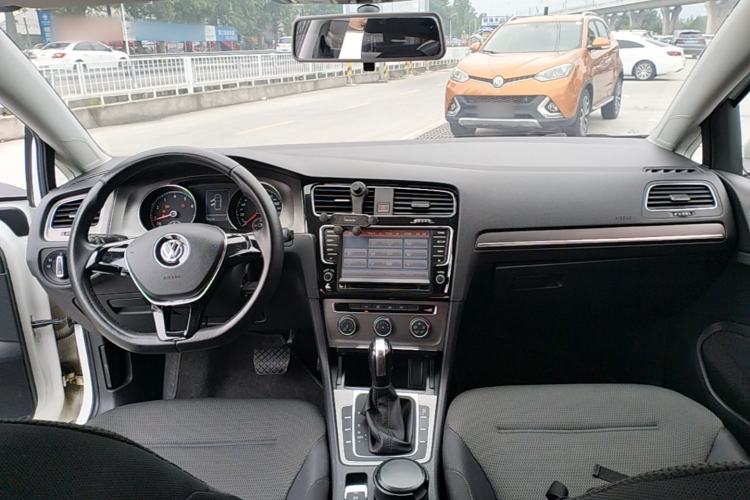 Used Volkswagen Golf 2015 1.6L Automatic Comfort Model Center Console