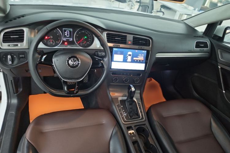 Used Volkswagen Golf 2015 1.6L Automatic Comfort Model Center Console