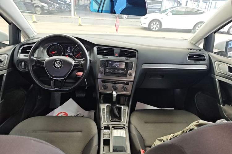 Used Volkswagen Golf 2015 1.6L Automatic Comfort Model Center Console