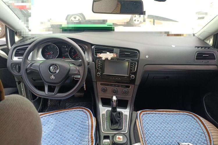 Used Volkswagen Golf 2015 1.6L Automatic Fashion Model Center Console