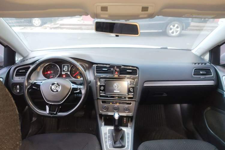 Used Volkswagen Golf 2015 1.4TSI Automatic Comfort Model Center Console
