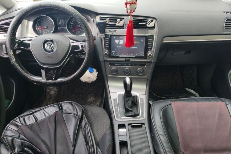 Used Volkswagen Golf 2015 1.6L Automatic Comfort Model Center Console