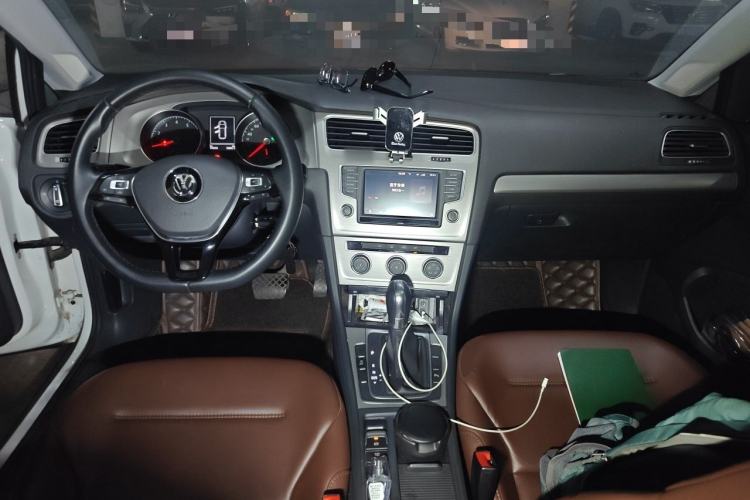 Used Volkswagen Golf 2015 1.4TSI Comfort Travel Edition Center Console