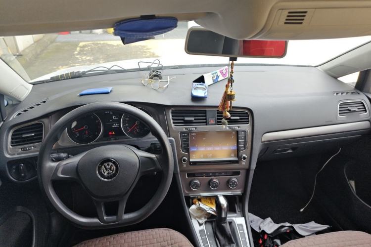 Used Volkswagen Golf 2015 1.6L Automatic Fashion Model Center Console