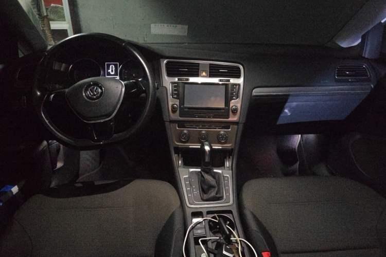 Used Volkswagen Golf 2015 1.6L Automatic Comfort Model Center Console