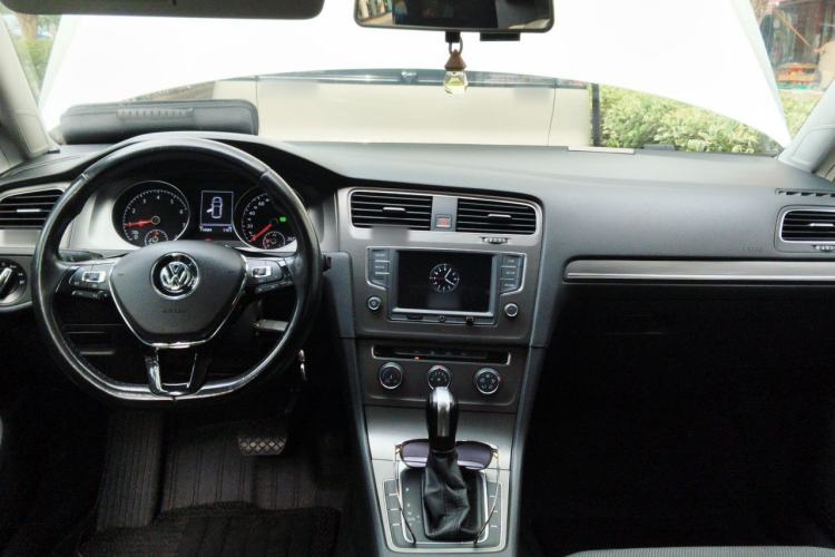 Used Volkswagen Golf 2015 1.4TSI Automatic Comfort Model Center Console