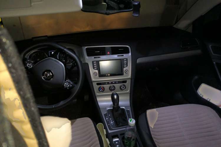 Used Volkswagen Golf 2015 1.4TSI Comfort Travel Edition Center Console