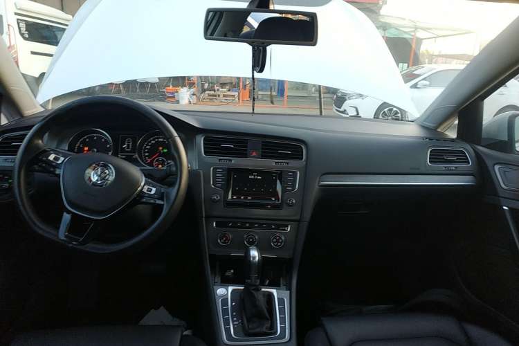 Used Volkswagen Golf 2015 1.4TSI Automatic Luxury Model Center Console