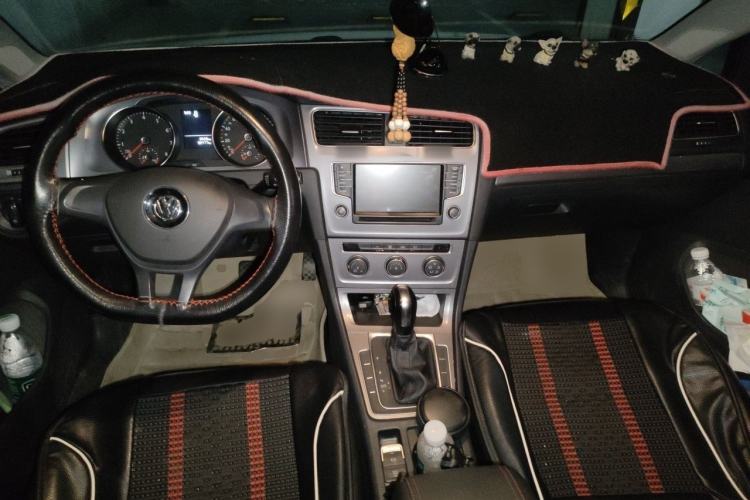Used Volkswagen Golf 2015 1.6L Automatic Fashion Model Center Console