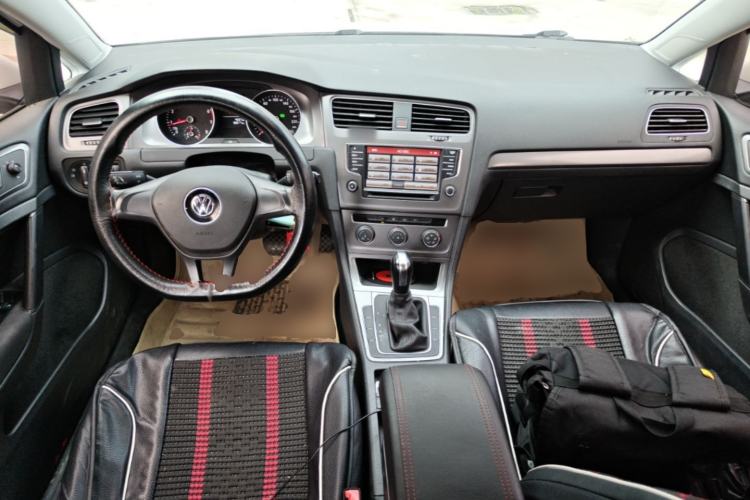 Used Volkswagen Golf 2015 1.6L Automatic Fashion Model Center Console