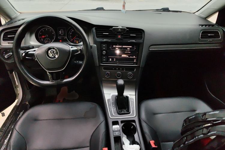 Used Volkswagen Golf 2015 1.6L Automatic Comfort Model Center Console