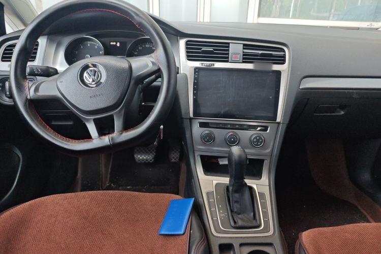 Used Volkswagen Golf 2015 1.6L Automatic Fashion Model Center Console