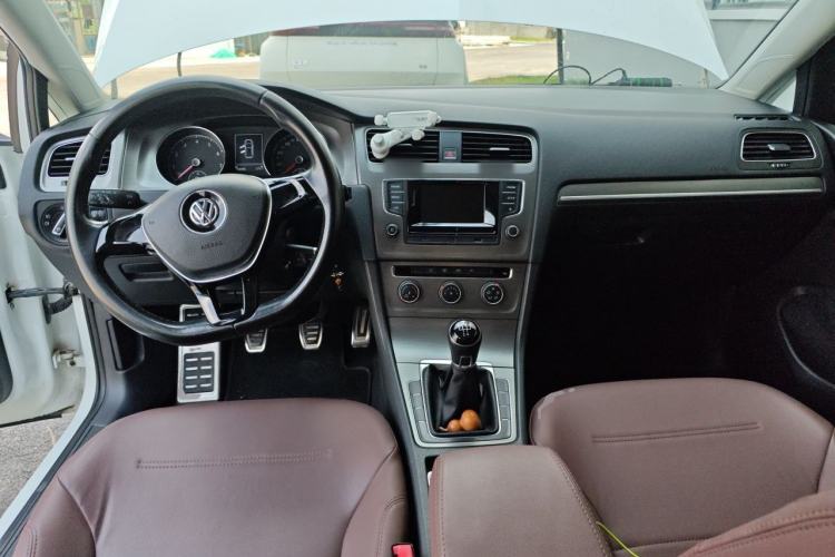 Used Volkswagen Golf 2015 1.4TSI Manual Comfort Model Center Console