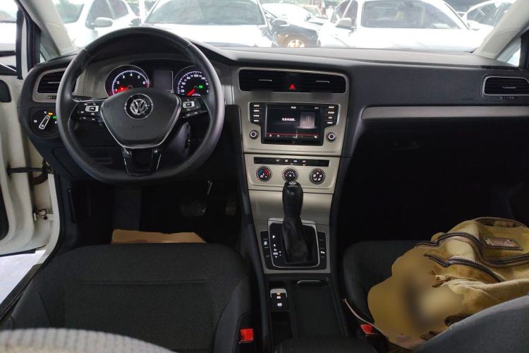 Used Volkswagen Golf 2015 1.4TSI Comfort Travel Edition Center Console