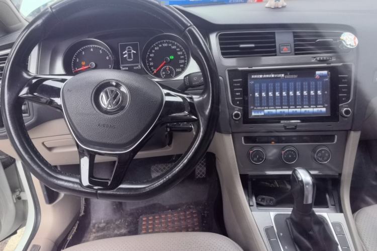 Used Volkswagen Golf 2015 1.6L Automatic Comfort Model Center Console