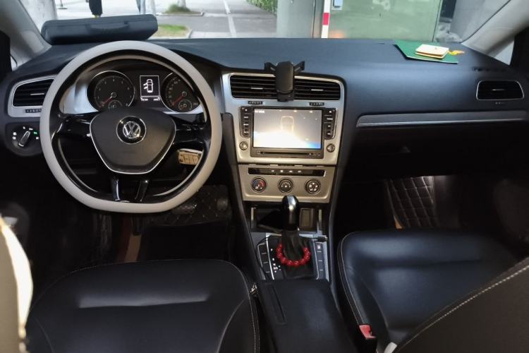 Used Volkswagen Golf 2015 1.6L Automatic Comfort Model Center Console