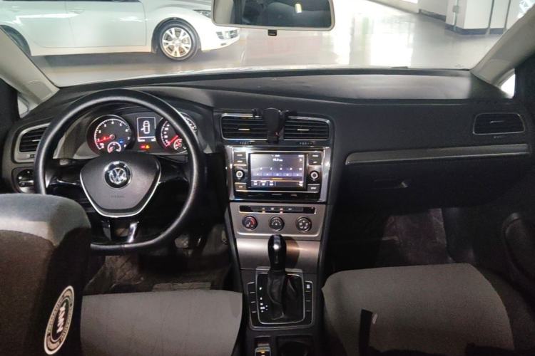 Used Volkswagen Golf 2015 1.6L Automatic Comfort Model Center Console