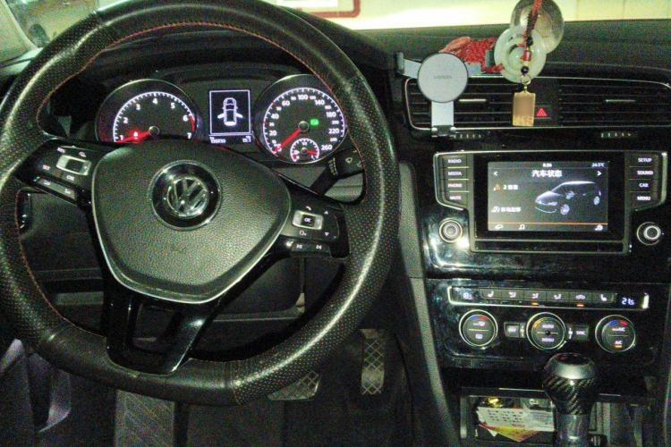 Used Volkswagen Golf 2015 1.4TSI Automatic Flagship Model Center Console