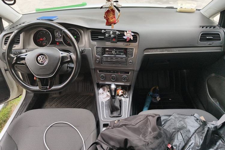 Used Volkswagen Golf 2015 1.6L Automatic Comfort Model Center Console