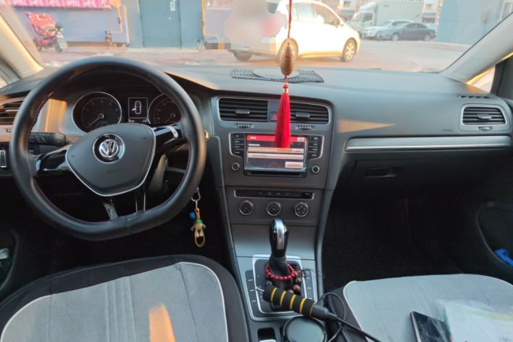 Used Volkswagen Golf 2015 1.6L Automatic Comfort Model Center Console