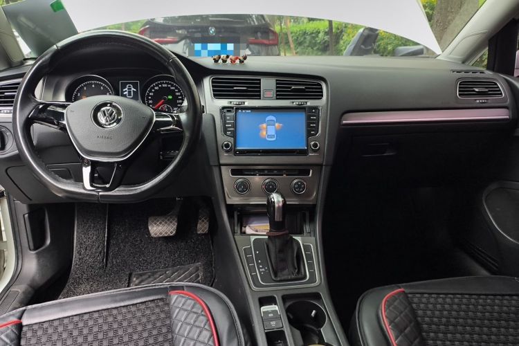 Used Volkswagen Golf 2015 1.6L Automatic Comfort Model Center Console