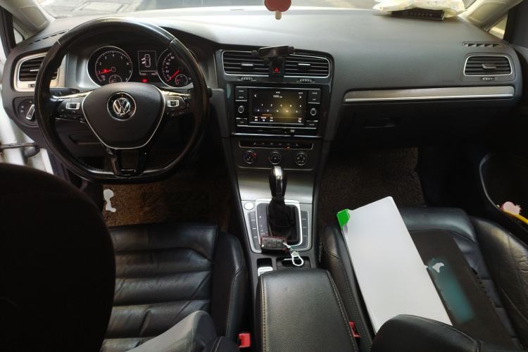 Used Volkswagen Golf 2015 1.4TSI Automatic Luxury Model Center Console