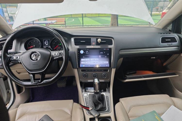 Used Volkswagen Golf 2015 1.4TSI Automatic Luxury Model Center Console