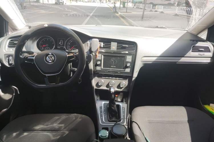 Used Volkswagen Golf 2015 1.4TSI Automatic Comfort Model Center Console