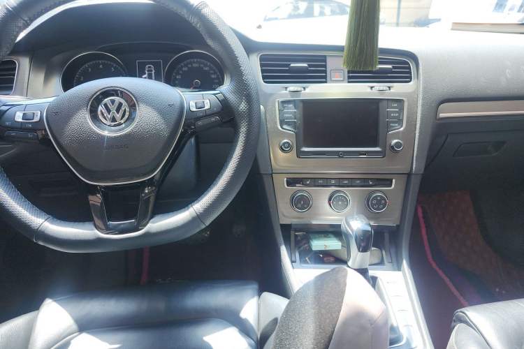Used Volkswagen Golf 2015 1.4TSI Automatic Luxury Model Center Console