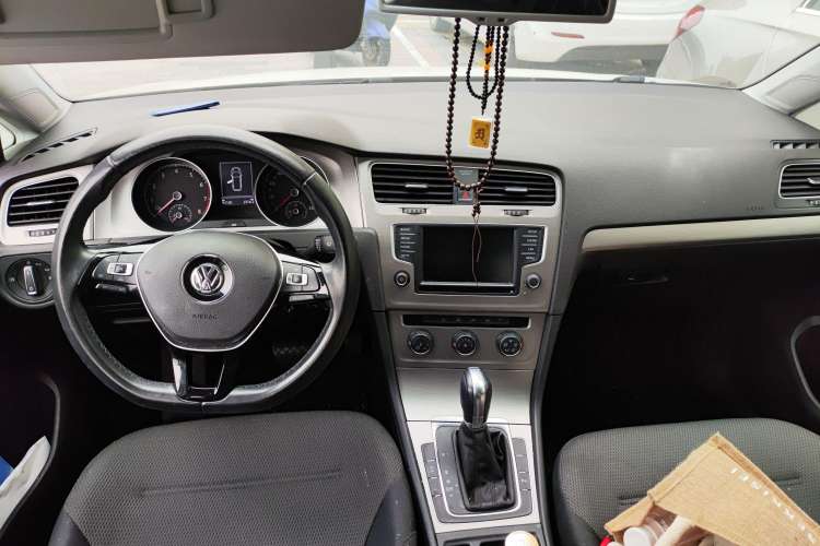 Used Volkswagen Golf 2015 1.4TSI Comfort Travel Edition Center Console
