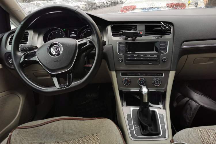 Used Volkswagen Golf 2015 1.4TSI Automatic Comfort Model Center Console