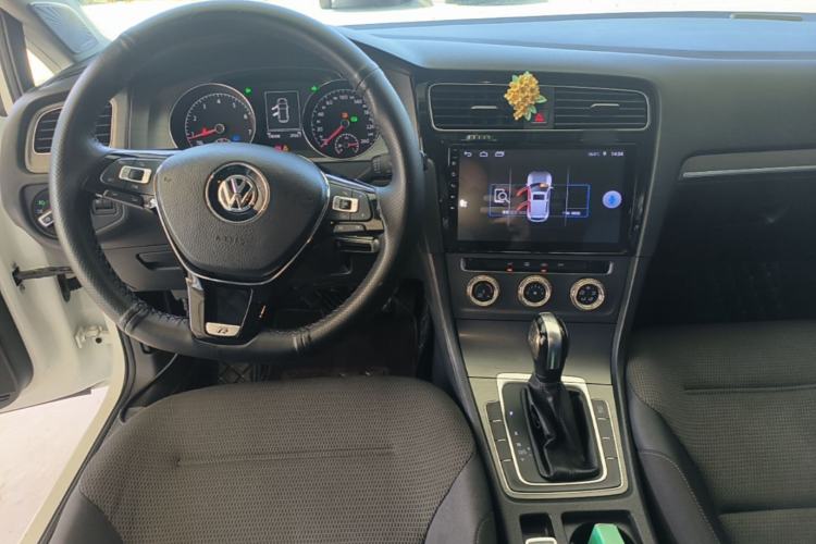 Used Volkswagen Golf 2015 1.6L Automatic Comfort Model Center Console