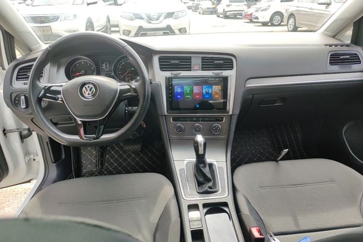 Used Volkswagen Golf 2015 1.6L Automatic Comfort Model Center Console