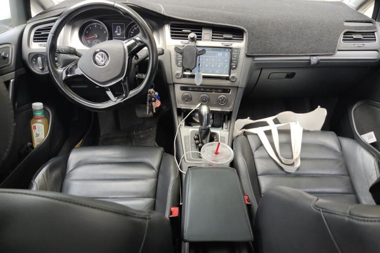 Used Volkswagen Golf 2015 1.6L Automatic Comfort Model Center Console