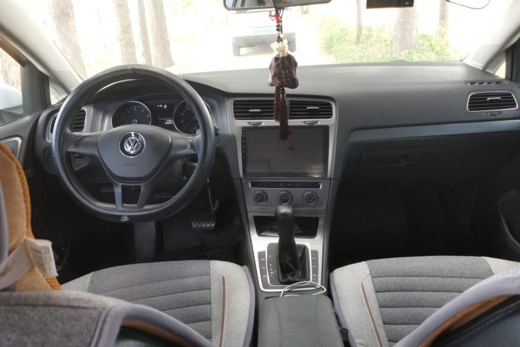 Used Volkswagen Golf 2015 1.6L Automatic Fashion Model Center Console